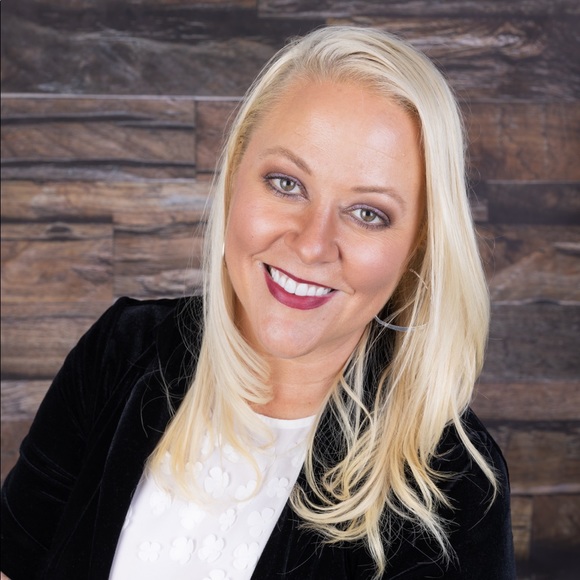 Meet your Posher, Jennifer - Picture 2 of 2